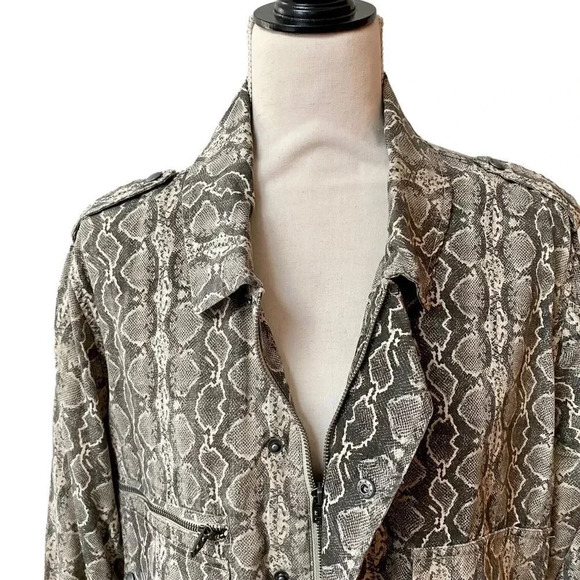 Blank NYC Snakeskin Print Cropped Jacket Size L 100% Lyocell Lightweight - Picture 4 of 12